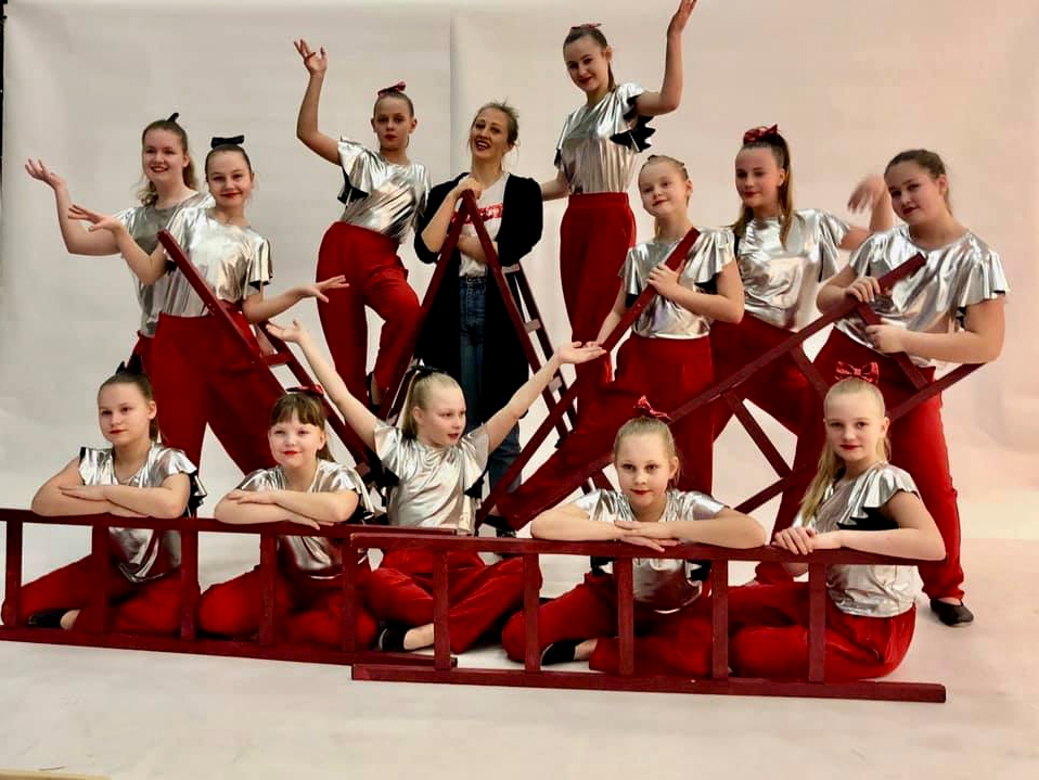 4.–6. klašu deju kolektīvs konkursā startēja ar deju “Lielpilsētas jampadracis” Frenka Sinatras dziesmas  “New York, New York” pavadījumā. Deja izceļas ar savu šoviskumu un izmantotajiem rekvizītiem – kāpnēm. Šajā priekšnesumā parādīts kontrasts starp darbīgo ikdienu un jautrajiem, bezrūpīgajiem brīžiem.