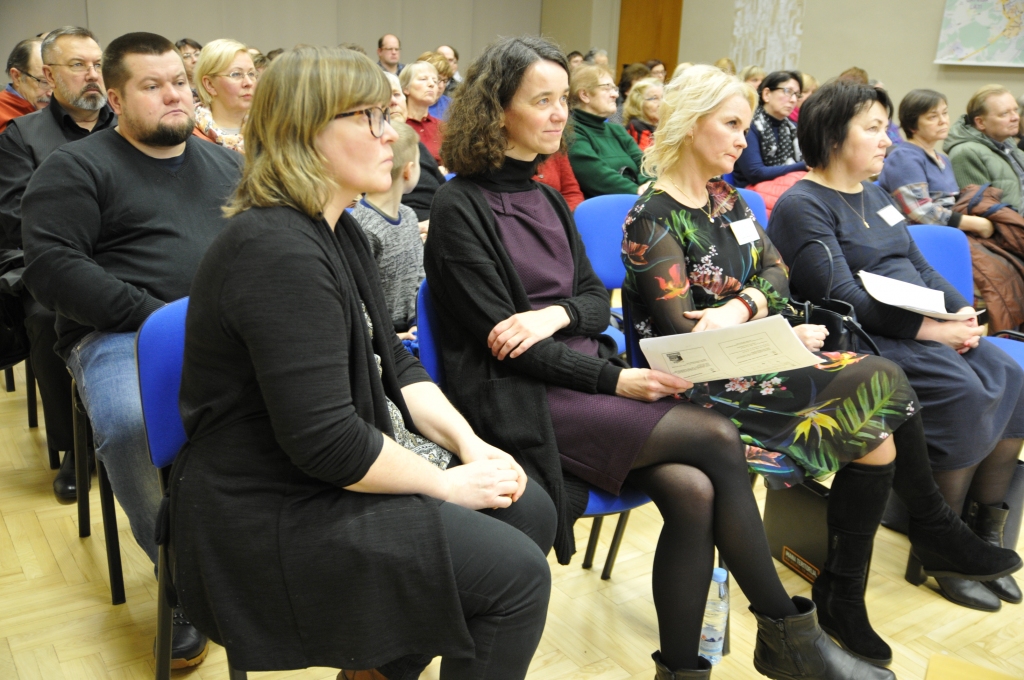 Ar cilvēkiem piepildītā Valkas novada domes zāle bija apliecinājums, ka iedzīvotājiem interesē iespēja doties uz divus kilometrus attālo Valgas slimnīcu, lai tur saņemtu speciālistu konsultācijas un medicīniskos pakalpojumus.                                                                                                                                                                                                                                                               
Autors:   INGA KARPOVA