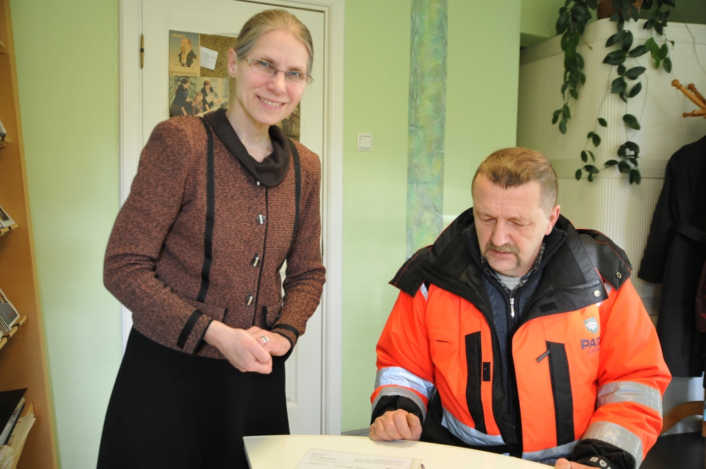 Abonēšanas akcijas “Abonē laikrakstu “Ziemeļlatvija” 2020. gadam un laimē” galveno balvu – SIA “Rehabilitācijas centrs “Līgatne”” dāvanu karti 150 eiro vērtībā – laimētājam Modrim Lācaram pasniedz laikraksta “Ziemeļlatvija” administratore Anita Kopštāle.                                                                                                                           
Autors:   INGA KARPOVA