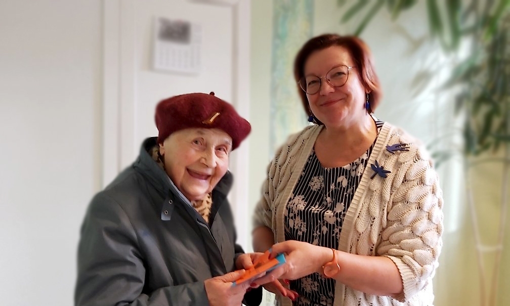 Dāvanu karti no kafejnīcas “Rozmarīns” laikraksta “Ziemeļlatvija” abonentu loterijā laimējusi Judīte Gudrīte. Viņa uz kafejnīcu dosies kopā ar mazdēlu, kuru tuvākajās dienās gaida atbraucam no Anglijas ciemos. 
Autors:  Anita Kopštāle