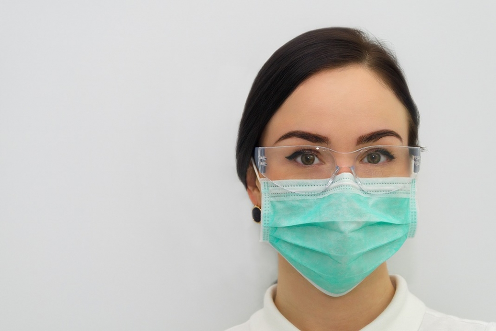 ķermeņa temperatūra, klepus, apgrūtināta elpošana –, nepieciešams vērsties pēc medicīniskās palīdzības un informēt ārstu arī par braucienu. Noteikti nepieciešams lietot ķirurģisko masku, lai neapdraudētu citus.
Autors: © malush / Adobe Stock