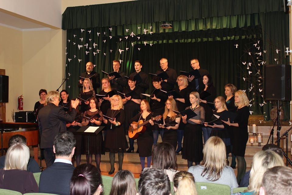 Piektdien, 7. februārī, Strenču novada kultūras centrā  aizvadīts labdarības koncerts, kura apmeklētāji saziedoja pavisam 1097,17  eiro ugunsgrēkā cietušajai strencēniešu Tēbergu ģimenei. “Viss koncerts pagāja bezgalīgā mīlestībā. Tas bija fascinējoši! Ļoti aizkustināja Valda Atāla dziesma “Ūdens mantra” Strenču kora “Rītu puse” izpildījumā, jo tās vārdi – “Dieva vārdiem aicināt, Dieva bērnus lutināt” – ir ļoti dzīvīgi un svarīgi,” teic Solvita Tēberga.                                                                                                                                                                                                                                                                                  