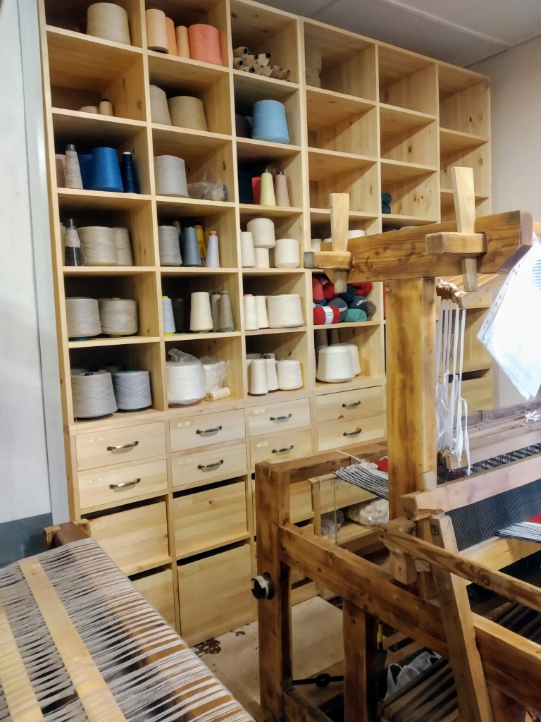 Tautas lietišķās mākslas studijā “Smiltene” interjers papildināts ar jaunām mēbelēm. Viens no lielākajiem ieguvumiem ir ietilpīgs plaukts, kurā pienācīgi uzglabāt materiālus.                                              
Autors:  NO PERSONĪGĀ ARHĪVA