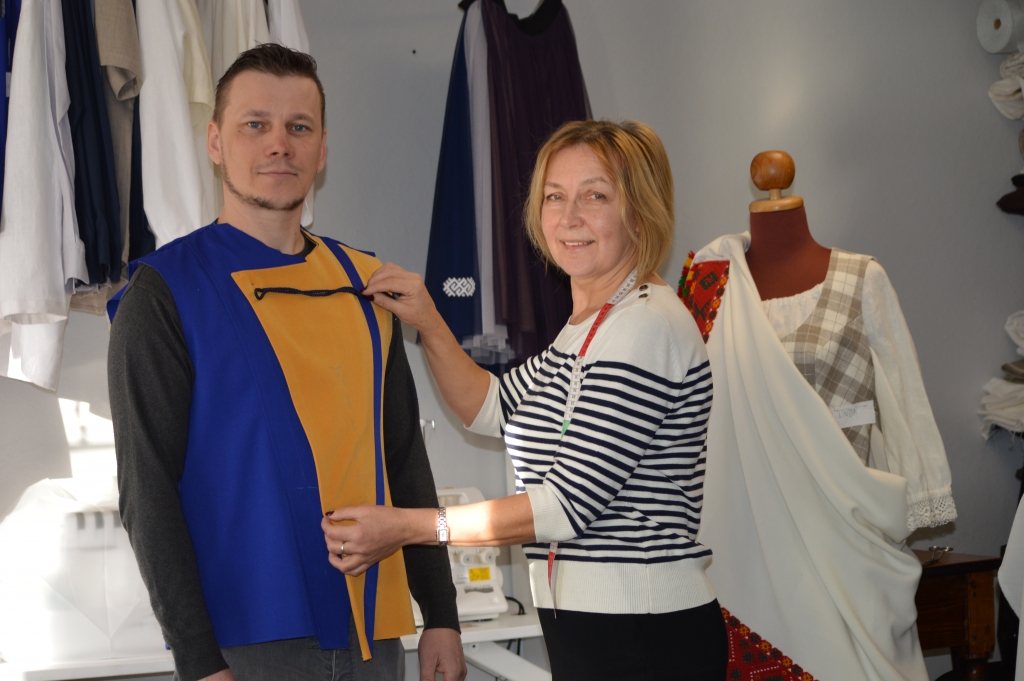 Smiltenes uzņēmēja Iveta Purmale tāpat kā citi smiltenieši lepojas ar savas pilsētas pūtēju orķestri un jaunās vestes pūtējiem darina ar lielu atbildību. Pēc orķestra diriģenta Jāņa Silakalna (attēlā) iniciatīvas vestes ir Smiltenes novada ģerboņa krāsās: rudzupuķu zilā un zelta.                                                                          
Autors:  SANDRA PĒTERSONE