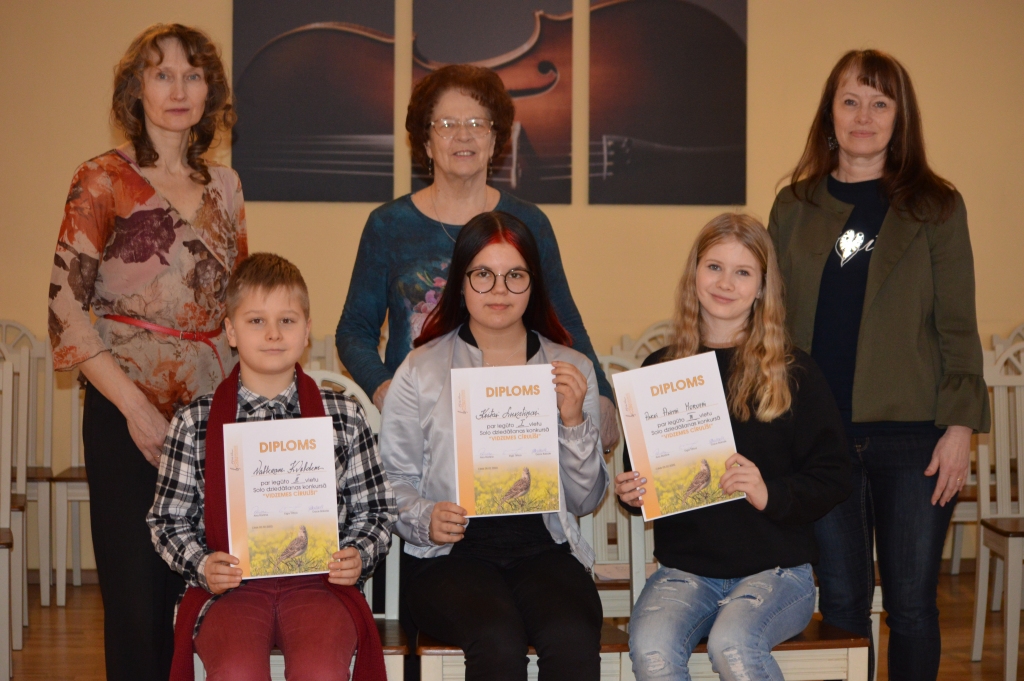 Smiltenes mūzikas skolas audzēkņi Valters Kvelde (no kreisās), Keita Lukstiņa un Ance Anita Moruza ieguvuši godalgotas vietas Latvijas solo dziedāšanas konkursā “Vidzemes cīrulīši”.  Par to ir prieks viņu skolotājām Aijai Elmanei (no kreisās), Dzidrai Jēkabsonei un Baibai Žēbinai.                                                               
Autors:  SANDRA PĒTERSONE