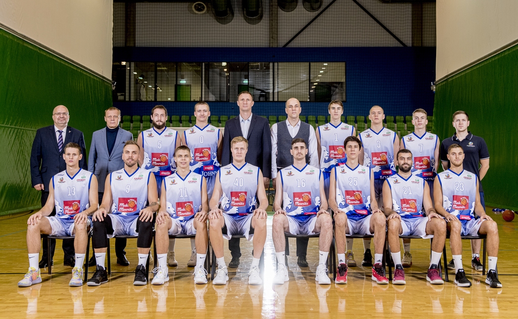 Vairāk nekā desmit gadus viens no dvīņu pilsētu Valkas un Valgas simboliem ir basketbola klubs “Valga/Valka”. Šobrīd tas ir uz izjukšanas robežas, jo pastāvēšanu apdraud finansiālas problēmas. Galvenā trenera amatu pametis serbs Marko Zarkovičs (otrajā rindā piektais no labās).        
Autors: PUBLICITĀTES FOTO
