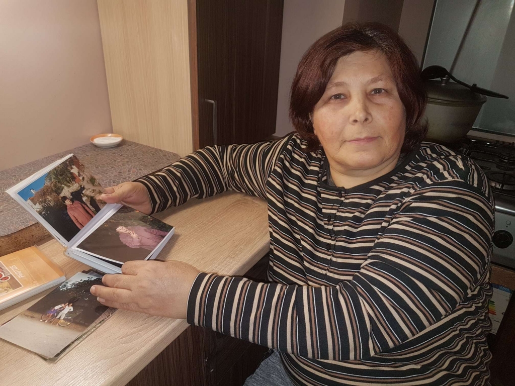 Lidija Tanne sevi uzskata par grundzālieti, lai arī dzimusi un uzaugusi ir Moldovā. Kavējoties atmiņās, Lidija pāršķirsta ģimenes albumus. Ar brāļiem un māsām cenšas satikties reizi gadā vai arī kopīgos ceļojumos, taču patiesi laimīga sieviete jūtas savas ģimenes mājās netālu no Grundzāles ciemata centra.                                                                                                                                                                                                                                                      
Autors:  SANTA SINKA