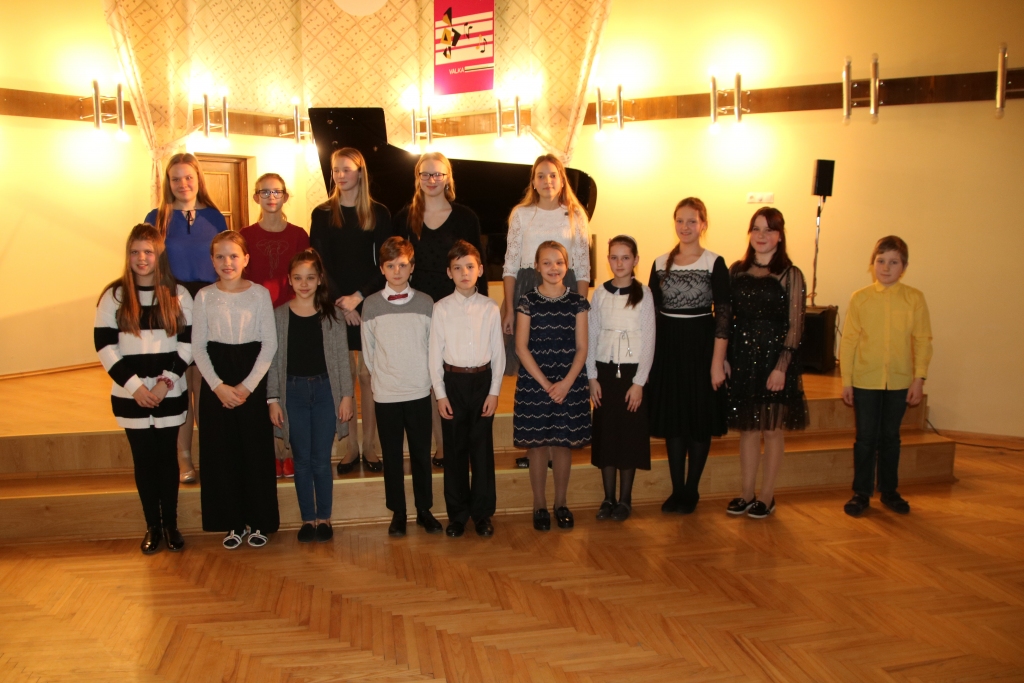 Klavieru ansambļu festivāla “Viena instrumenta stāsts” atklāšanas koncertā J. Cimzes Valkas mūzikas skolā piedalījās latviešu un igauņu jaunie pianisti. 
                                                                                                                                                                                                                                                                 
Autors:  IVO LEITIS 