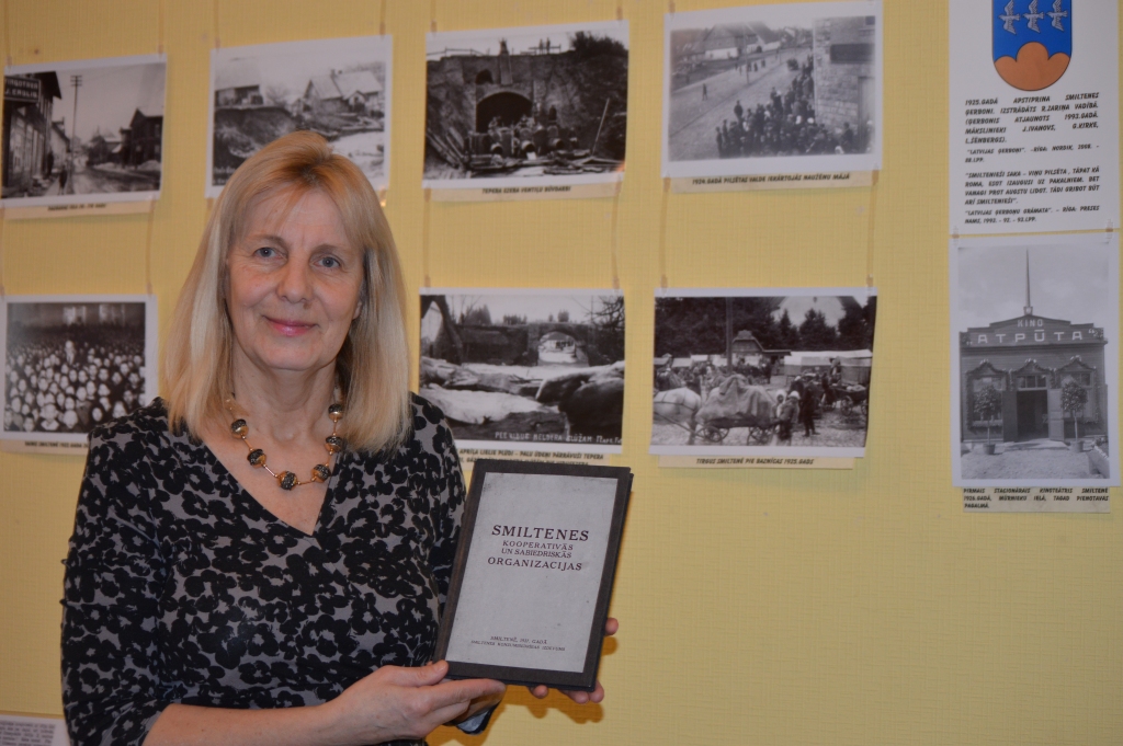“Izstāde ir kā pieskāriens Smiltenes vēstures mirkļiem, mudinot aizdomāties, cik daudz 100 gadu laikā ir noticis, kā mainījusies  un attīstījusies mūsu pilsēta,” nākt skatīties ekspozīciju aicina bibliogrāfe Alda Liuke. 
Autors:  SANDRA PĒTERSONE