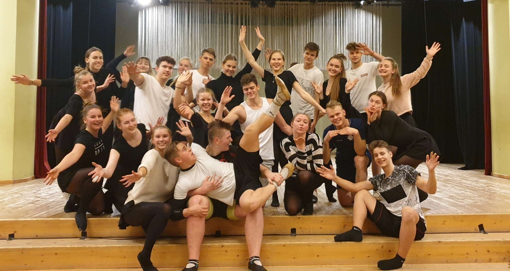 Jauniešu deju kolektīva “Buki” dejotāji ceļā uz vasarā gaidāmajiem XII Latvijas Skolu jaunatnes dziesmu un deju svētkiem nezaudē ne degsmi, ne enerģiju.                                                                                         
Autors:  NO PERSONĪGĀ ARHĪVA