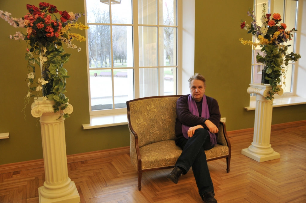 Valkas pilsētas kultūras nama direktora Aivara Ikšeļa iecere par kultūras nama pirmā stāva foajē pārvērtībām pamazām īstenojas.                                                                                                                                             
Autors:   INGA KARPOVA 