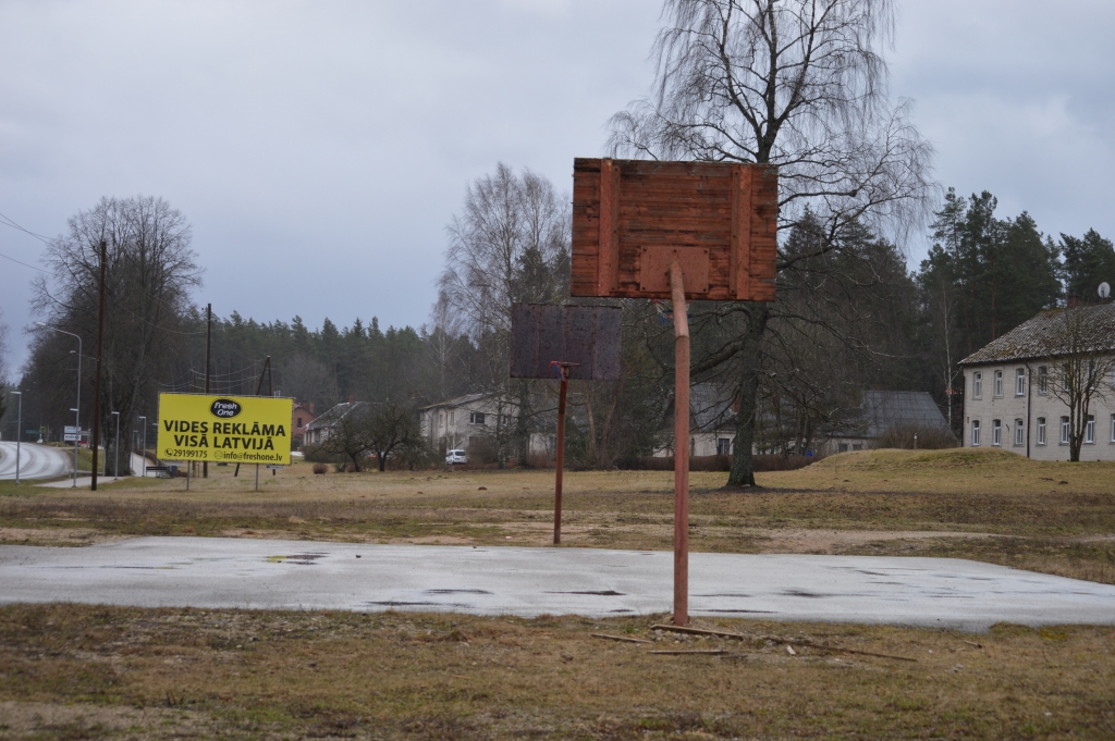 Silvas ciematā ir vietas, ar ko vietējie var lepoties, taču tāds nav publiski pieejamais basketbola laukums šosejas malā. Pašvaldība ar tā atjaunošanu gan nesteidzas.                                                                                           
Autors:  SANDRA PĒTERSONE