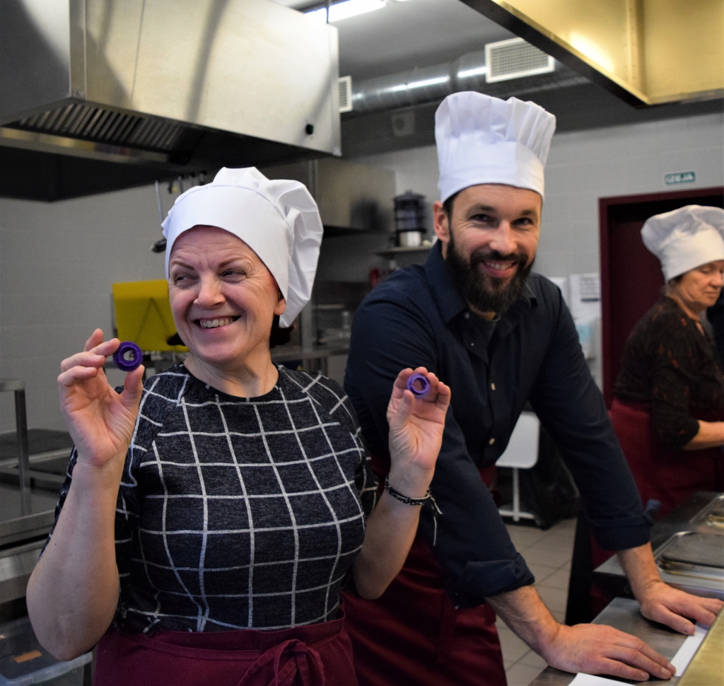 Šonedēļ Smiltenes tehnikumā vienā no projekta “Mājražošanas jaunrade” pasākumiem satikās mājražotāji no Vidzemes, lai iedvesmotos, izzinātu un uzdrīkstētos. Trešdienas pēcpusdienā visi piedalījās radošās meistarklasēs.                                                                                                                                                                                                                                                              
Autors:  BAIBA VAHERE