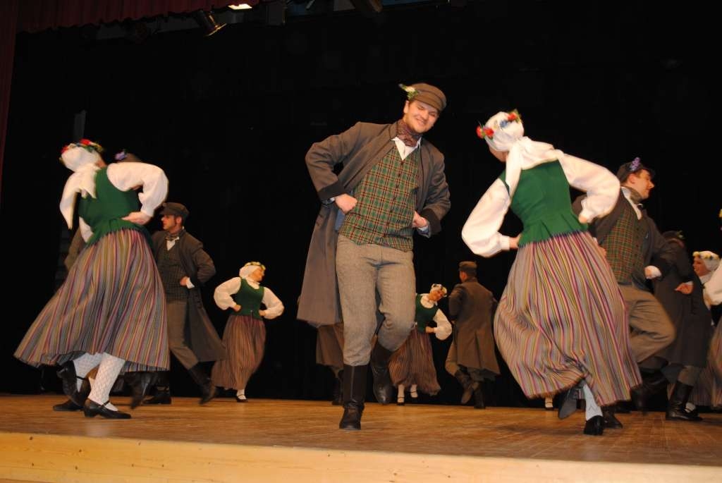 Palsmanes vidējās paaudzes tautas deju kolektīvam “Cīrulis” ir tradīcija ik gadu februārī aicināt draugu kolektīvus uzstāties kopīgā koncertā. Tā būs arī šogad.                                                                                  
Autors:  SANDRA PĒTERSONE