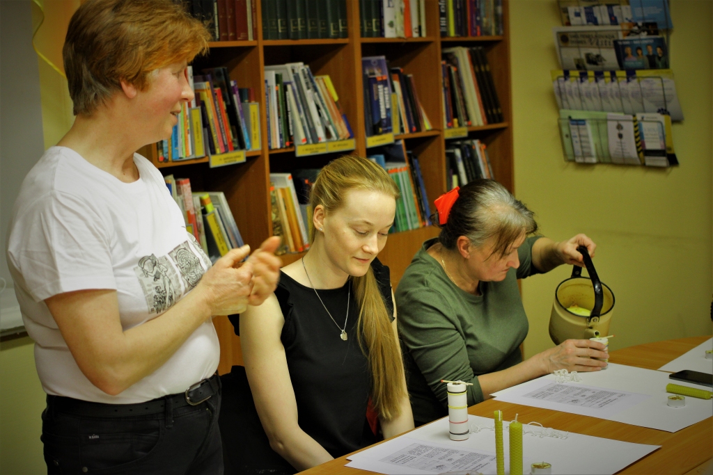 Smiltenes novada bibliotēka šomēnes sarīkoja sveču liešanas radošo darbnīcu kopā ar biškopi Gundegu Strazdiņu (no kreisās).                                                                                                                                                             
Autors:  VALDIS PAEGLIS 