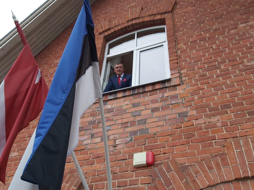Valgā pazīstamais uzņēmējs un vietējais politiķis Allains Karuse aktīvi iesaistās savas dzimtās pilsētas Valgas attīstībā. Viņš sadarbojas ar Valkas uzņēmējiem un slavē latviešu pilsētu par sakoptību un vizuālo izskatu.                                                                                                                                                                                                                                                                     
Autors:   INGŪNA JOHANSONE