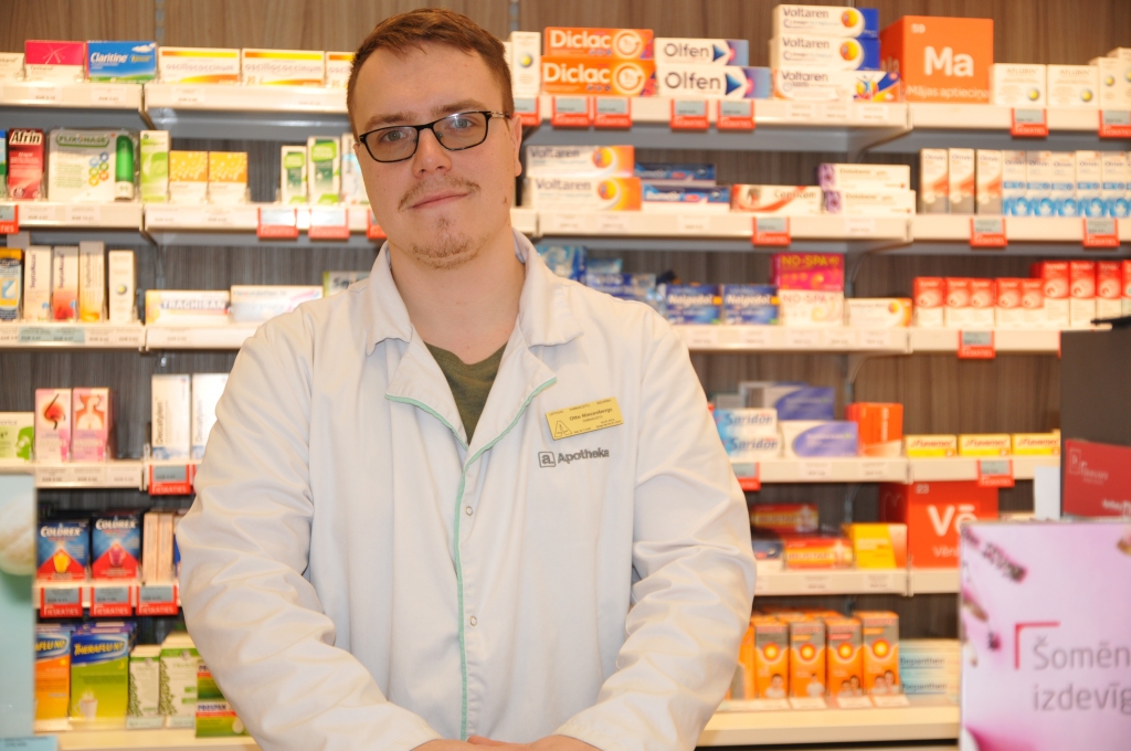 Pircēji slavē farmaceitu Otto Hincenbergu, kurš strādā aptiekā “Apotheka”, sakot, ka jaunais cilvēks vienmēr ir laipns, atsaucīgs un zinošs aptiekas darbinieks. Turklāt viņam vienmēr esot laiks aprunāties un pateikt kādu uzmundrinošu vārdu katram pircējam.                                                                                                                
Autors:   INGA KARPOVA
