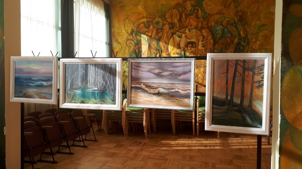  Ikviens ir aicināts darba dienās uz Grundzāles kultūras nama mazo zāli, kur pirmo reizi savas gleznas apskatei plašākai sabiedrībai izlikusi grundzāliete Vaida Namniece. Vietējie ļaudis jau zina, ka  Vaidas aizraušanās un sirdslieta ir keramikas trauki, taču tā ir arī gleznošana.       
Autors:  INGA LAZDIŅA