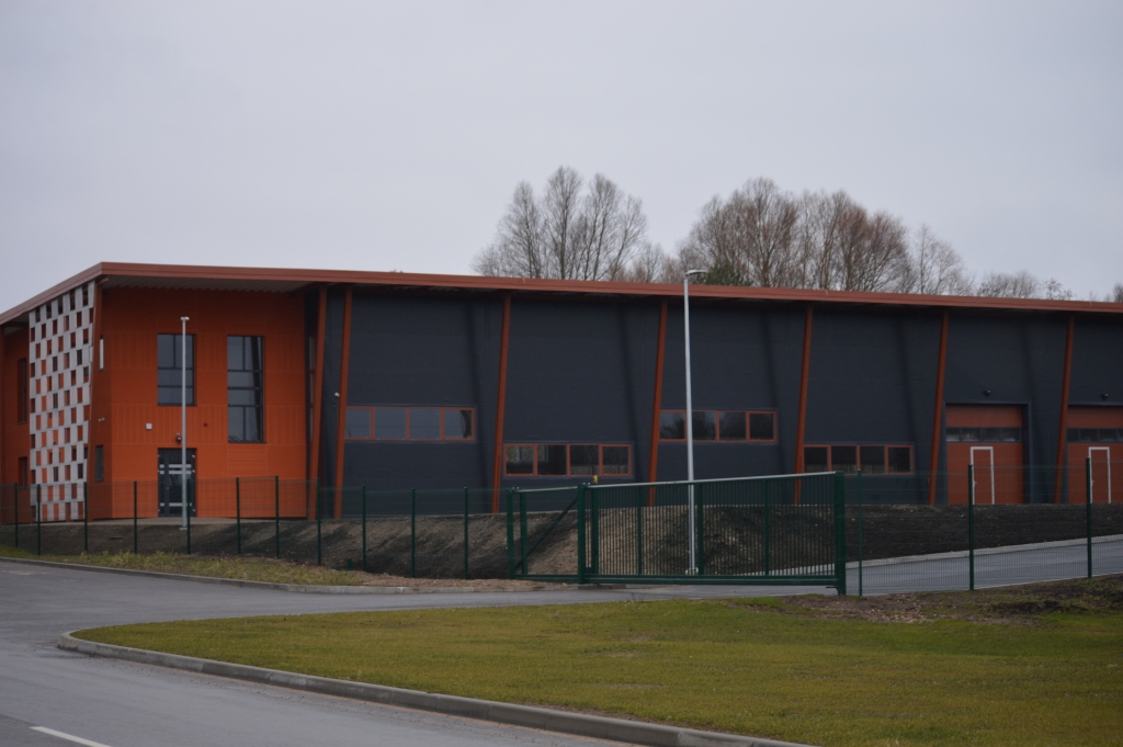 Jau trīs reizes Smiltenes novada dome  izsludinājusi izsoli, lai atrastu nomnieku savam īpašumam – rūpnieciskās ražošanas ēkai Smiltenē, Limbažu ielā 8. Pretendenti joprojām nepiesakās, kaut Smiltenes novads sevi pozicionē kā vienu no ekonomiski aktīvākajiem un straujāk augošajiem novadiem Latvijā, kā galvenos iemeslus  norādot uzņēmējdarbības attīstību un intensīvo Eiropas Savienības fondu apguvi.                   
Autors:  SANDRA PĒTERSONE