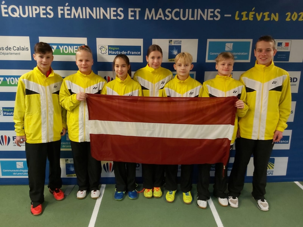 Latvijas izlase badmintonā ar Jāni Jaunslavieti sastāvā (pirmais no labās) gūst starptautisku pieredzi Francijā.   
Autors:  JĀNIS SALA