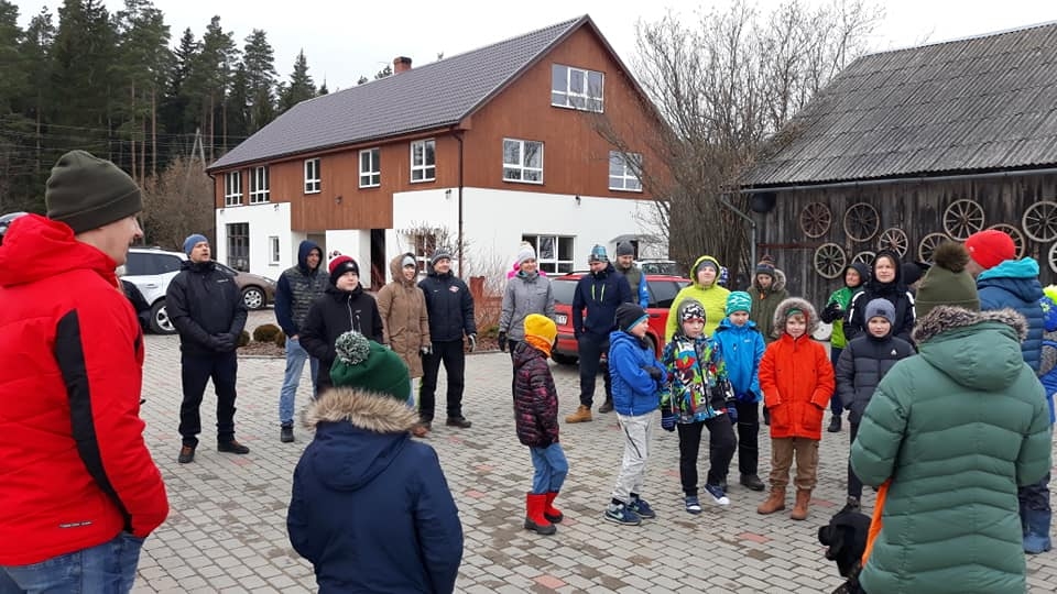 Ziemā tradicionāli uz kopīgām saliedēšanās aktivitātēm dabā savus audzēkņus un viņu vecākus aicina riteņbraukšanas komandas “VeloLifestyle/SmiltenesBJSS” treneris Agnis Apse. Draudzīgā gaisotnē visi tikās atpūtas bāzē “Slīpi”.                                                                                                                                                  
Autors:  NO KOMANDAS ARHĪVA