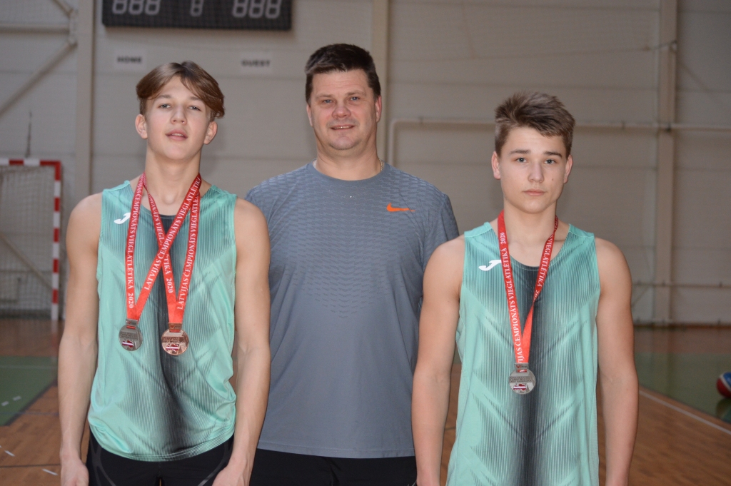 Latvijas čempionātā vieglatlētikā telpās medaļas izcīnīja Smiltenes sporta skolas audzēkņi 
Jorens Miķelsons (no kreisās) un Kristers Krauklis (attēlā – ar savu treneri Ingaru Grēnu).
