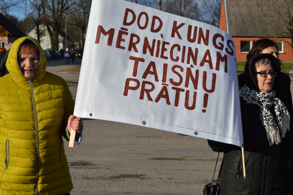 Pirmdien Strenčos notikušās brīdinājuma akcijas dalībnieki aicina valdību iedzīvotājiem pašiem ļaut noteikt, kādos novados viņi grib dzīvot, nevis uzspiest apvienošanos ar varu.                                                 
Autors:  SANDRA PĒTERSONE