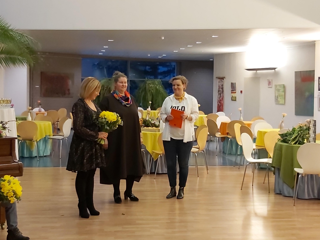 Pavasarīgā noskaņojumā Valgas kultūras un interešu centrā atklāja valcēniešu Dinas Smelteres (no labās), Kristīnes Ganiņas un Ingas Danielas mākslas darbu izstādi. Šī ir pirmā trīs draudzeņu kopīgā izstāde ārpus Latvijas robežām, kaut mākslinieces uzsver – izstāde Valgā ir apliecinājums, ka mākslai nepastāv valsts noliktās robežas. Izstādi visi interesenti bez maksas var apmeklēt līdz 
29. martam.
Autors: INGŪNA JOHANSONE