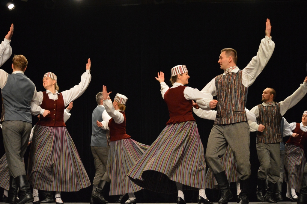 Dienu pirms skates Palsmanes pagasta vidējās paaudzes deju kolektīvs “Cīrulis” jubilejas koncertā nosvinēja 23. dzimšanas dienu.