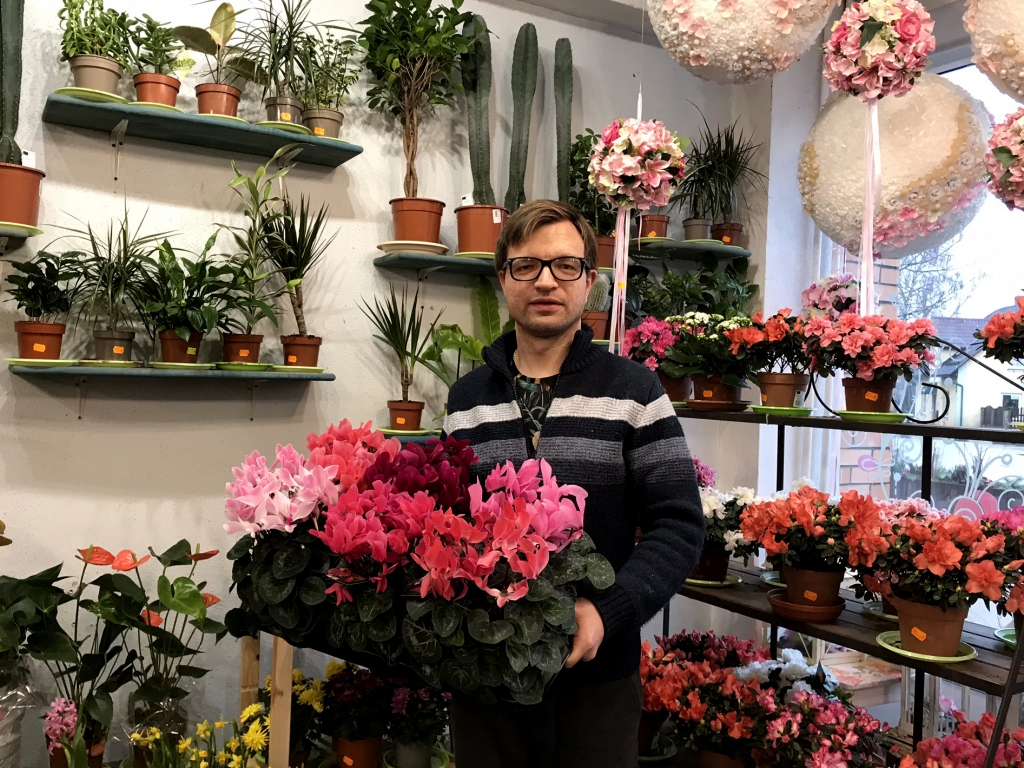 Ziedu salona “Ingra” līdzīpašniekam un veikala vadītājam Mārtiņam Danielam ziedu dāvināšana ir veids, kā parādīt otram, ka viņš tiek novērtēts. “Nav svarīgi, cik daudz ziedu, bet pats žests – pasniegšana ir svarīga. Ziedi rada prieku, un svētki ir jāsvin. Nav jātiekas tikai kāzās vai bērēs, arī Sieviešu diena ir labs iemesls, lai satiktos. Novēlu vīriešiem atcerēties savas sievietes un priecāties par viņām, ar viņām šeit un tagad.”        
Autors:  Ance Andrējeva-Empele