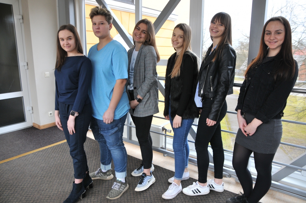 Valkas Jāņa Cimzes ģimnāzijas 9. klases skolnieces Kitija Luīze Pelēce (no kreisās), Rēzija Elizabete Garoza, Annika Anta Stepiņa, Evelīna Ziemiņa, Rēzija Stūre un Līva Putniņa nolēmušas jaunajā mācību gadā padziļināti apgūt medicīnu un inženierzinātnes. Jaunās pārmaiņas mudinājušas skolnieces pēc 9. klases beigšanas turpināt mācīties Valkā.  
Autors: INGA KARPOVA