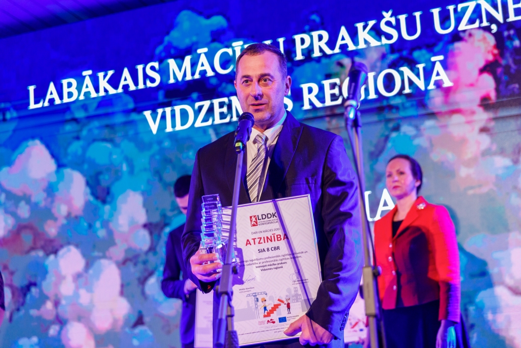 Latvijas Darba devēju konfederācijas apbalvošanas ceremonijā vienu no Vidzemē labākajiem mācību prakšu uzņēmumiem SIA “8.CBR” pārstāvēja Ainārs Poikāns (attēlā) un Antra Miesniece. 
                                                                                                                  
Autors: TOMS NORDE&RĪGAS STILA UN MODES TEHNIKUMA AUDZĒKŅI