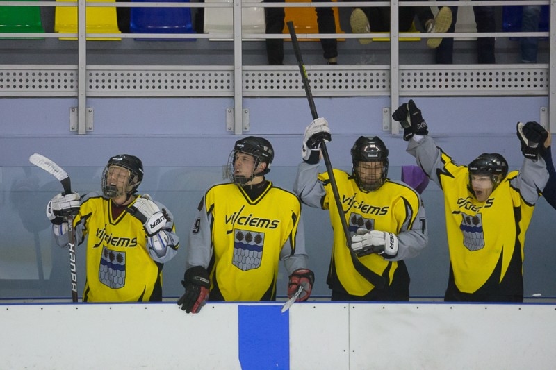 HK “Vijciems” vīriem aiz laukuma apmales klājas tikpat karsti kā spēlētājiem uz ledus.                     
Autors: NO VOC ARHĪVA