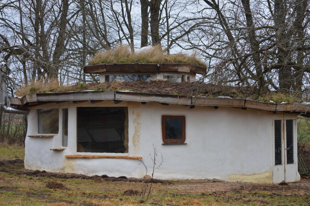 “Ziemeļlatvijas” lasītājs norāda, – šās Smiltenes pagastā uzceltās dzīvojamās ēkas izmaksas nav tikai aptuveni 1300 eiro par būvniecību un materiāliem. Tad saimniekiem arī jānosauc summa, cik izmaksāja dokumentu kārtošana, lai ēku nodotu ekspluatācijā.                         
Autors:  SANDRA PĒTERSONE