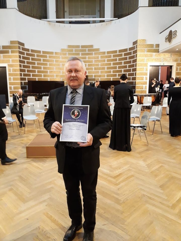 Smiltenes mūzikas skolas  pūšaminstrumentu un sitaminstrumentu spēles pedagogs Pēteris Vilks saņēmis apbalvojumu, par ko teic,  - nebija skaitījis līdzi, ka pagājuši jau 24 gadi.                                     
Autors:  SMILTENES MŪZIKAS SKOLA