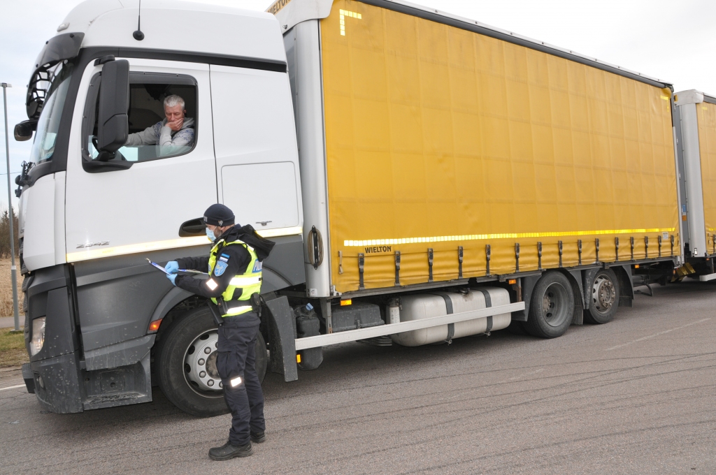 Vakar uz Latvijas - Igaunijas robežas Rūjienas ielā veidojās smago automašīnu rinda, jo igauņu policisti veica transportlīdzekļu uzskaiti un pārbaudi.                                                                   
Autors:   INGA KARPOVA