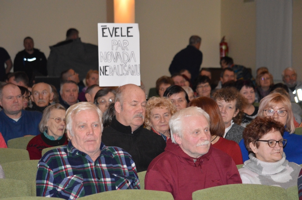 Strencēnieši, trikātieši, ēvelieši, aktīvi protestējot, piespieduši Saeimas deputātus ieklausīties viņu vēlmēs par to, kā īstenot novadu reformu.                                                                                                                        
Autors:  SANDRA PĒTERSONE