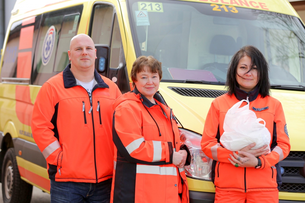 Lai atbalstītu mediķus, kuriem gaidāms smags darbs, komforta ēdienu restorāns “Re Kebabs” Smiltenē atbalsta Neatliekamās medicīniskās palīdzības dienesta darbiniekus, tiem bez maksas pasniedzot kebabus.  Vidzemes reģiona Smiltenes punkta mediķi Indra Budrēviča (vidū) un Evija Ziemiņa, tāpat kā operatīvā transportlīdzekļa vadītājs Jānis Palms ir pateicīgi uzņēmumam par šādu atbalstu. Viņi novērtē arī pretimnākšanu no lielākajām degvielas uzpildes stacijām, kas ātrās palīdzības mediķiem dāvina kafiju. Mediķi lūdz cilvēkus būt atbildīgiem, palikt mājās un saglabāt mieru.       
Autors:  SANTA SINKA  