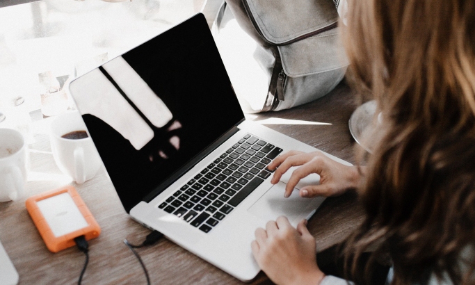 Skolēni aizvada pavasara brīvlaika pēdējās dienas. No nākamās pirmdienas atsāksies mācības, tiesa gan, katram pašam savās mājās. Tāpēc ir svarīgi iekārtot ne vien ērtu darba vietu, bet arī parūpēties, lai izglītošanās internetā būtu droša.                                                            
Autors:  PEXELS.COM