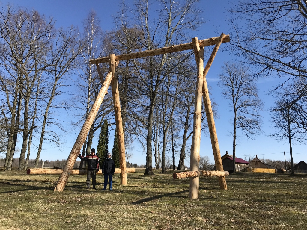 Pie Valkas pagasta saieta nama “Lugažu muiža” top jaunas, iespaidīgas šūpoles. Pie muižas satiktie puiši, kuri uz parku šūpoties nāk teju ikdienas atzīst, ka nevar sagaidīt, kad varēs iemēģināt jaunās šūpoles. Turklāt drīz būšot Lieldienas, kad jāšūpojas īpaši cītīgi, lai vasarā nekostu odi.                                                      
Autors:   ANCE ANDRĒJEVA EMPELE