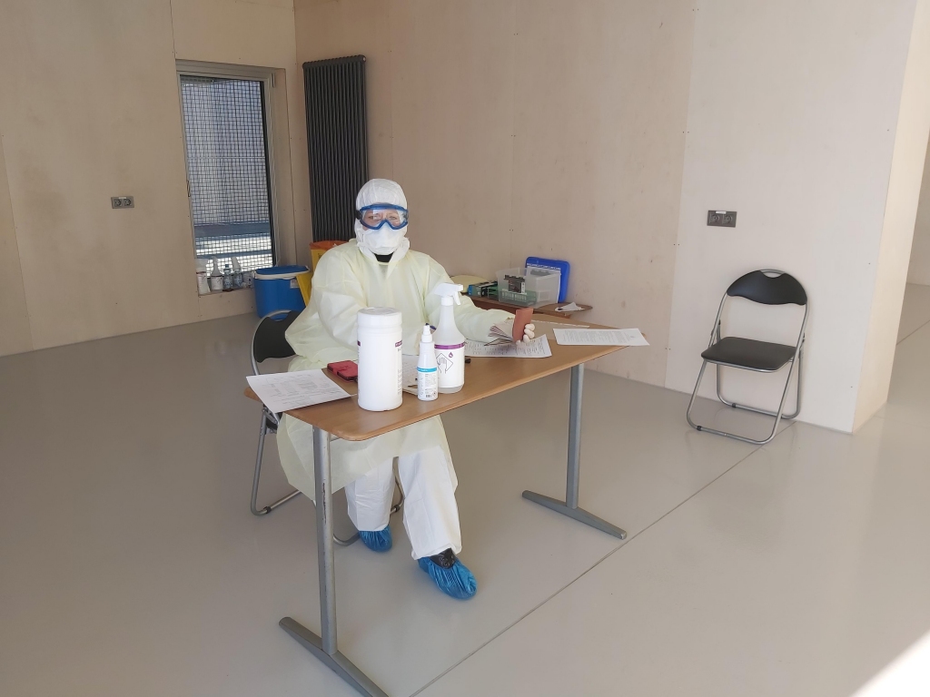 Centrālās laboratrijas speciāliste Iveta Ločmele ik dienu mēro ceļu uz Valmieru, lai Vidzemes puses ļaudis varētu nodot analīzes un pārbaudītu iespējamo inficēšanos ar “Covid-19” tuvāk dzīvesvietai. “Esiet atbildīgi, vīruss nelido pa gaisu, to cilvēks nodod cilvēkam,” aicina speciāliste.                                                                                                                                                                                                                                   
Autors:   INGŪNA JOHANSONE