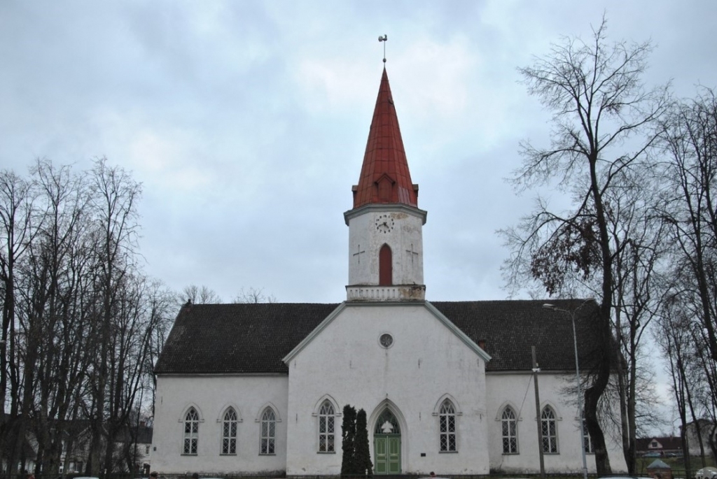 Smiltenes luterāņu baznīcā dievkalpojumi nenotiek. Dievnama durvis uz pāris stundām ir atvērtas ceturtdienās un svētdienās, lai cilvēki varētu satikt mācītāju.                                                                                   
Autors:  SANDRA PĒTERSONE