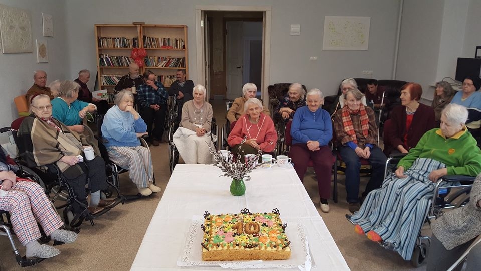 SIA “Sarkanā Krusta Smiltenes slimnīca” Sociālās aprūpes un rehabilitācijas nodaļa šomēnes vēl paguva skaisti nosvinēt 10 gadu jubileju, bet tagad nodaļa ir slēgta apmeklētājiem, lai pasargātu pansionāta iemītniekus. Savukārt Smiltenes poliklīnika strādā gandrīz bez izmaiņām, nodrošinot  ambulatoro medicīnisko aprūpi. 
Autors: ANITA BUŠMANE