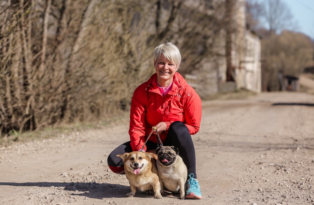 Lai stiprinātu veselību, smilteniete Inese Troiņikova katru dienu vairākas stundas pavada svaigā gaisā kopā ar saviem suņukiem. Viņa apzināti izvēlas nomaļus ceļus, pļavas un mežus, kur cilvēki nepulcējas baros, tādējādi ievērojot valstī noteiktos ierobežojumus.                                                                                                         
Autors:  SANTA SINKA