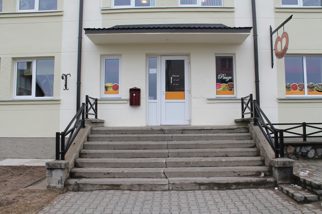 Samazināt nomas maksu sava novada domi lūdzis uzņēmums “Draugs-SD”, kura veikals–kafejnīca “Pauze” atrodas pašvaldības ēkā.                                                                                                                                        
Autors:  VISIT.SMILTENE.LV