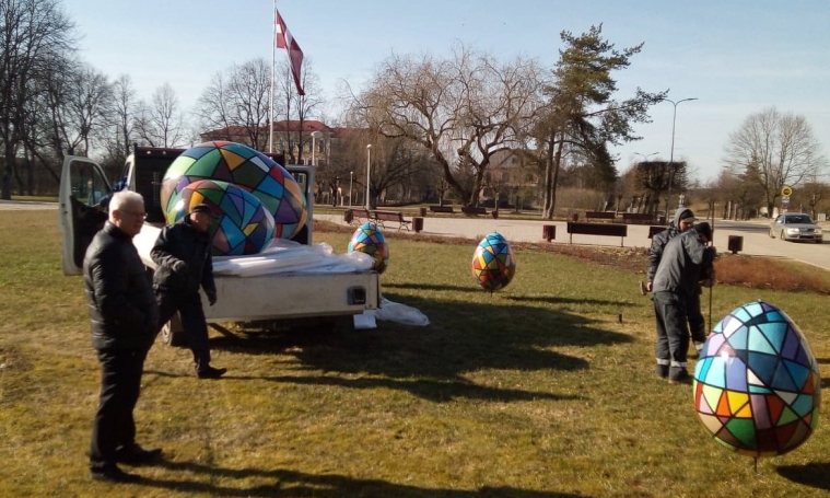 Trešdienas pēcpusdienā Valkas novada domes izpilddirektors – Pilsētas teritorijas apsaimniekošanas nodaļas vadītājs Gints Stālmeisters kopā ar strādniekiem pie pilsētas kultūras nama uzstādīja Lieldienu simbolu – jau pa gabalu pamanāmas spilgtas Lieldienu olas.                                        
Autors:  OLITA UŽANE