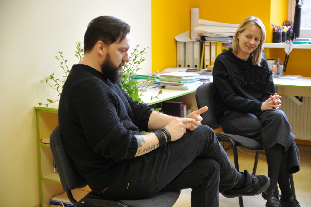 Nav brīnums, ka skatītāji televīzijas raidījumu vadītāju pāri – Gustavu Terzenu un Martu Selecku – ir apprecinājuši. Viņi atzīst – katram ir sava individuālā ģimene un ir arī Ziemeļu ģimene – Vides filmu studijas radošā komanda.                                                                                                                                   
Autors:  INGA KARPOVA 