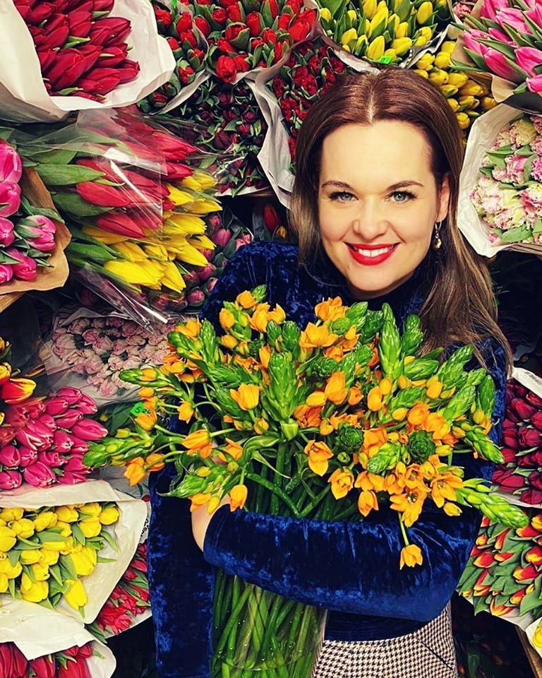 Ziedu veikala “Laura” vadītāja un floriste Eva Mince ir pārliecināta, ka, dāvinot ziedus, mēs uzdāvinām emocijas. Daudzi no mums ziedus alkst ne tikai svētkos, bet arī ikdienā. Tā ir iespēja apliecināt saviem mīļajiem, cik tie mums ir svarīgi un īpaši. Un to var izdarīt, neizejot no mājām, jo ziedu veikals parūpēsies par piegādi.                                                  
Autors:  NO PERSONĪGĀ ARHĪVA