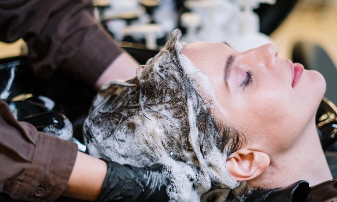 Daudzu sieviešu ikdiena nav iedomājama bez skaistumkopšanas procedūrām, friziera un manikīra apmeklējuma. Lai arī valdība nav aizliegusi skaistumkopšanas salonu darbību, klientu skaits tajos ir strauji sarucis. Mazāks darba apjoms ir arī frizierēm un manikīrēm.                              
Autors:  PEXELS.COM