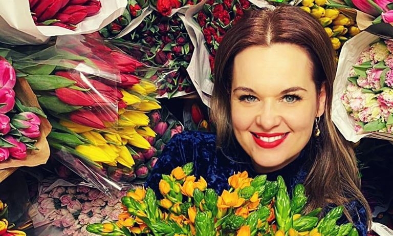 Ziedu veikala “Laura” vadītāja un floriste Eva Mince ir pārliecināta, ka, dāvinot ziedus, mēs uzdāvinām emocijas. Daudzi no mums ziedus alkst ne tikai svētkos, bet arī ikdienā. Tā ir iespēja apliecināt saviem mīļajiem, cik tie mums ir svarīgi un īpaši. Un to var izdarīt, neizejot no mājām, jo ziedu veikals parūpēsies par piegādi.                                                  
Autors:  NO PERSONĪGĀ ARHĪVA